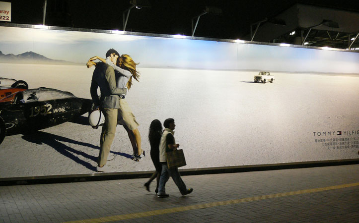 affiche géante Tommu Hilfiger à Honk Kong